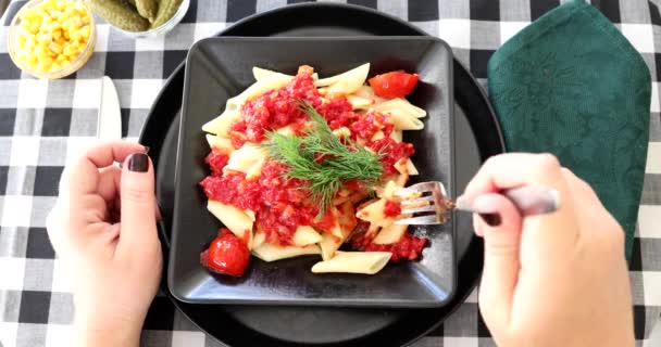 Pasta Saborosa Penne Com Molho Tomate Bolonhesa — Vídeo de Stock