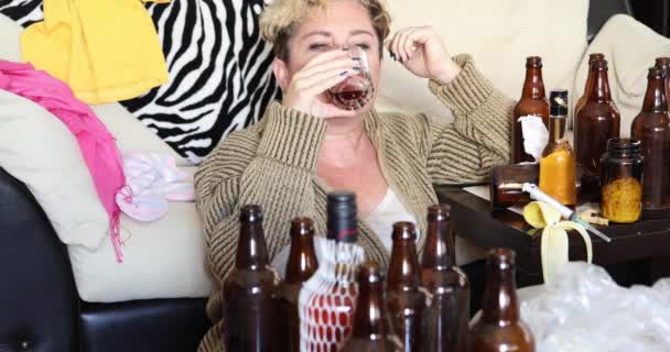 Ubohá Žena Středního Věku Depresi Pije Alkohol — Stock video