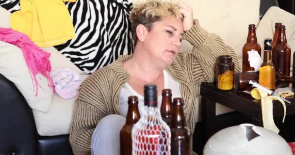 醉酒的酒精中毒妇女与深度抑郁症 — 图库视频影像