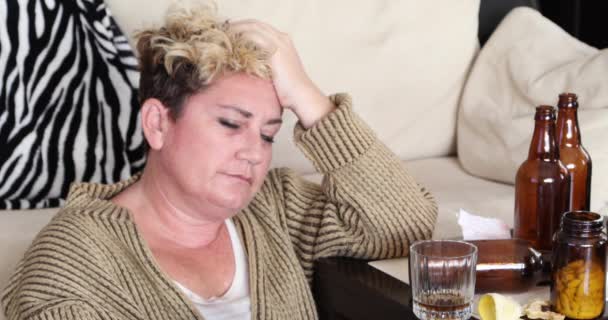 Mulher Miserável Uma Profunda Depressão Sentada Sozinha Chão Bebendo Álcool — Vídeo de Stock