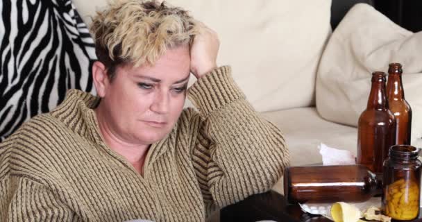 Mujer Miserable Una Profunda Depresión Sentada Sola Suelo Bebiendo Alcohol — Vídeos de Stock