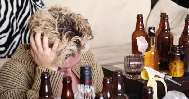 Elende Frau Mittleren Alters Depressionen Die Alkohol Trinkt — Stockvideo