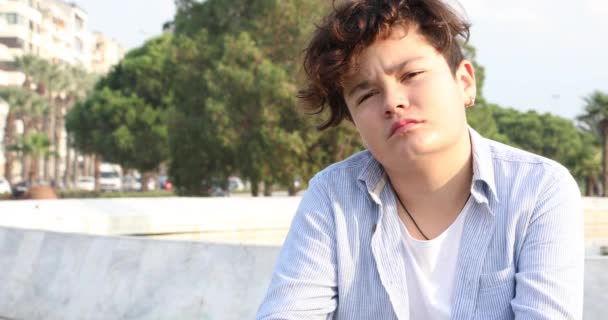 Portrét Dospívajícího Chlapce Sedícího Městském Parku Dívajícího Vážně Kamery — Stock video