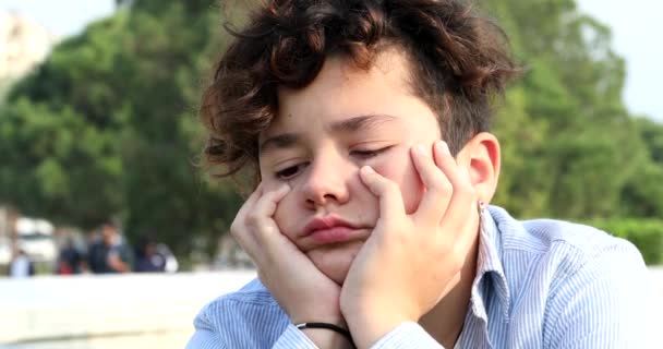 Niño Infeliz Sentado Parque Ciudad Solo — Vídeo de stock