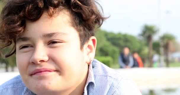 Retrato Adolescente Sentado Parque Ciudad Mirando Cámara Sonriendo — Vídeos de Stock