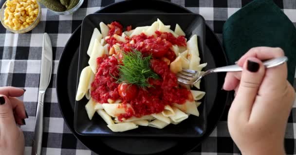 Smaklig Pasta Penne Med Bolognese Tomatsås — Stockvideo