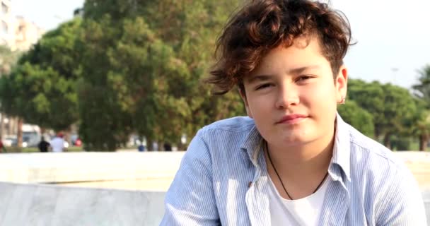 Retrato Joven Adolescente Aire Libre Parque Ciudad Mirando Cámara Sonriendo — Vídeo de stock