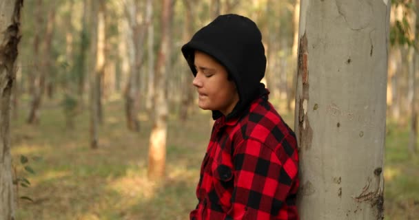 Πορτρέτο Ενός Έφηβου Αγοριού Που Κάθεται Στο Πάρκο Της Πόλης — Αρχείο Βίντεο