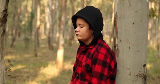 Retrato Adolescente Caucásico Bosque Caminando Mirando Cámara Seriamente — Vídeos de Stock