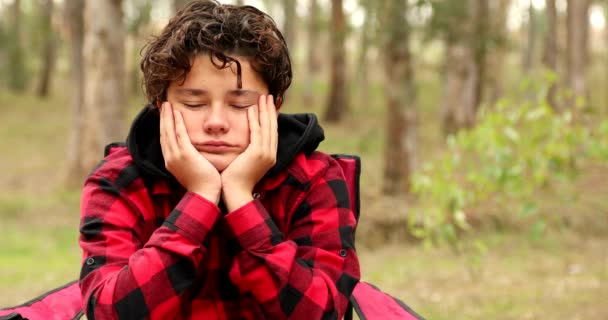 Grave Ofendido Joven Mirando Cámara Aire Libre — Vídeos de Stock