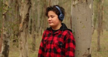 Genç çocuğun sivrisineklere alerjisi var. Ormanda müzik dinlemek.