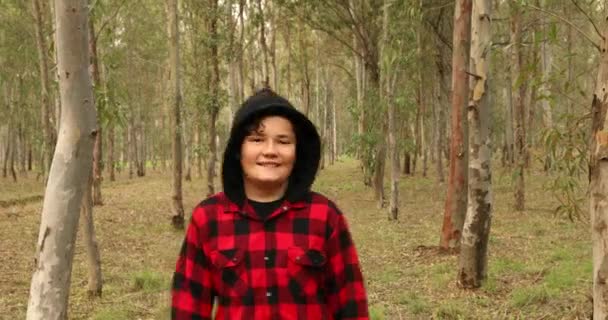 Porträt Eines Jungen Teenageralter Der Stadtpark Sitzt Die Kamera Blickt — Stockvideo
