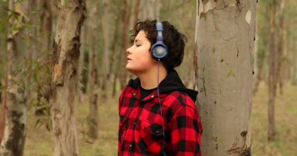 Portrait Bel Adolescent Dans Parc Automne Écouter Musique Sur Écouteurs — Video