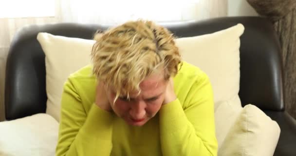 Femme Douloureuse Assise Sur Canapé Maison Massant Son Cou Son — Video