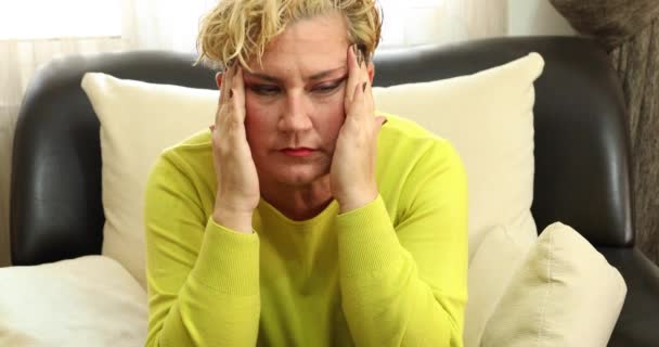 Frau Mittleren Alters Leidet Migräne Und Sitzt Allein Hause Auf — Stockvideo