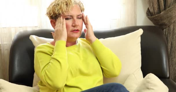 Aantrekkelijke Vrouw Van Middelbare Leeftijd Die Migraine Heeft Terwijl Alleen — Stockvideo