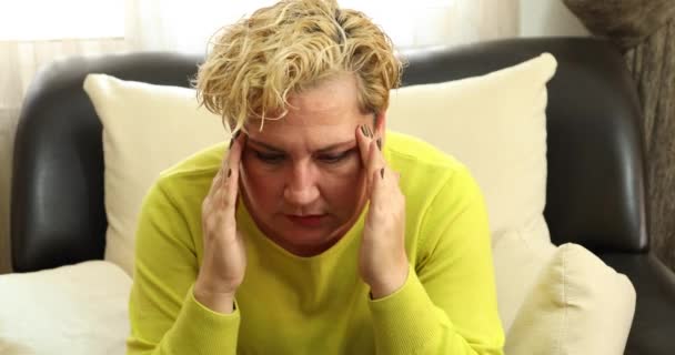 Aantrekkelijke Vrouw Van Middelbare Leeftijd Die Migraine Heeft Terwijl Alleen — Stockvideo