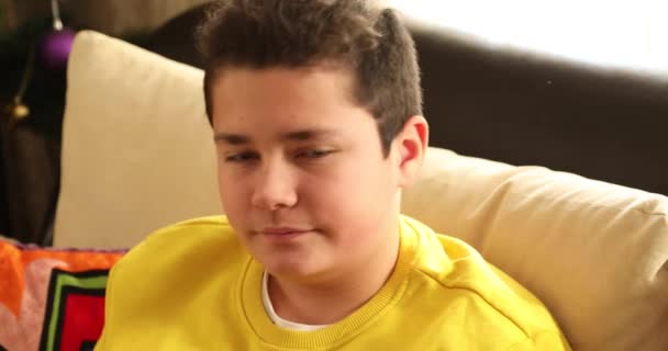 家でカメラと笑いを探しているブルネット楽しい子供の10代の男の子の肖像 — ストック動画