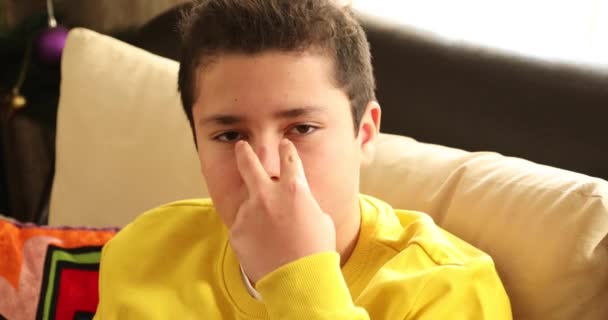 Portrét Dospívajícího Chlapce Vážným Obličejem Gesto Vidím Sleduj — Stock video