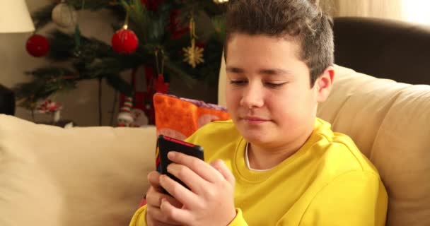 Retrato Adolescente Relaxado Sentado Sofá Com Telefone Inteligente Miúdo Ver — Vídeo de Stock