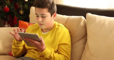 Ana el tablet bilgisayarı aldı ama akıllı çocuk akıllı telefonu zulasına götürüyor. Teknoloji ve İnsanlar Konsepti