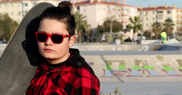 Retrato Belo Adolescente Skate Segurando Skate Olhando Para Câmera Sorrindo — Vídeo de Stock