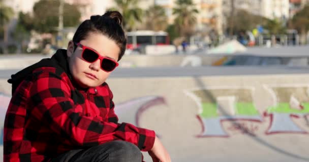 Porträt Eines Gutaussehenden Jugendlichen Skateborders Mit Sonnenbrille Der Die Kamera — Stockvideo