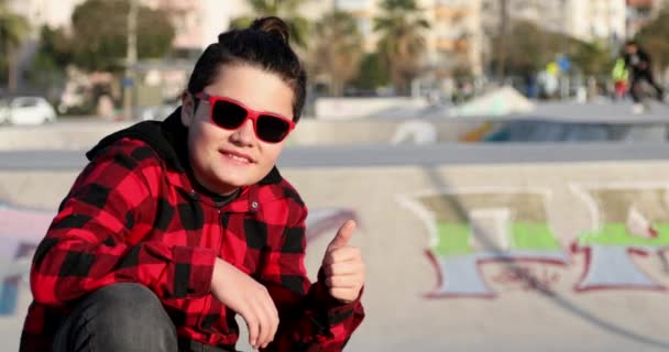 Portrait Handsome Teenager Skateborder Sun Glasses Looking Camera Smiling Skale — Stockvideo