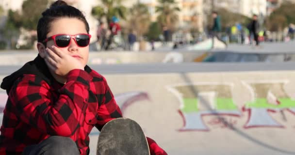 Porträt Eines Gutaussehenden Jugendlichen Skateborders Der Einen Schlittschuh Die Kamera — Stockvideo