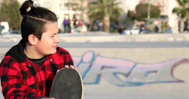 Potret Seorang Remaja Tampan Skateborder Memegang Skate Melihat Kamera Dan — Stok Video