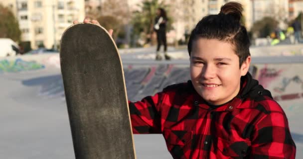 Retrato Guapo Adolescente Patinador Sosteniendo Patín Mirando Cámara Sonriendo Skale — Vídeos de Stock