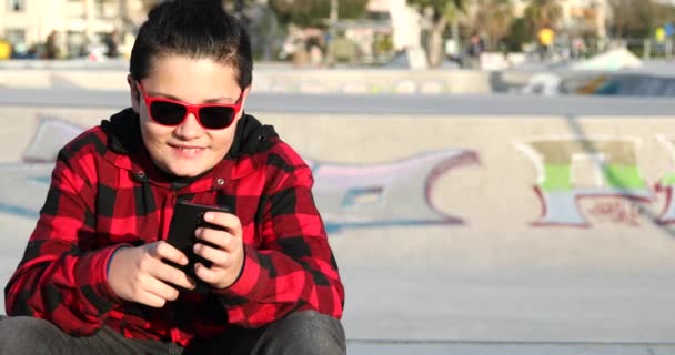 Retrato Guapo Adolescente Sentado Cerca Del Parque Skate Solo Niño — Vídeos de Stock