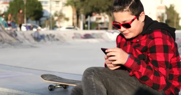 Retrato Menino Adolescente Bonito Sentado Perto Parque Skate Sozinho Kid — Vídeo de Stock