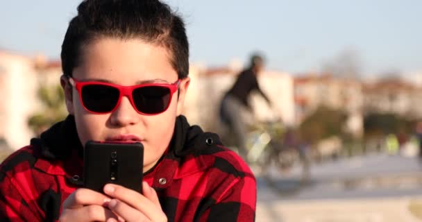 Retrato Menino Adolescente Bonito Sentado Perto Parque Skate Sozinho Kid — Vídeo de Stock