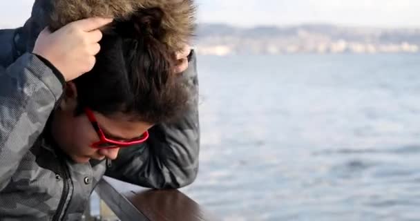 Portret Młodego Przystojnego Smutnego Nastolatka Siedzącego Nad Morzem — Wideo stockowe