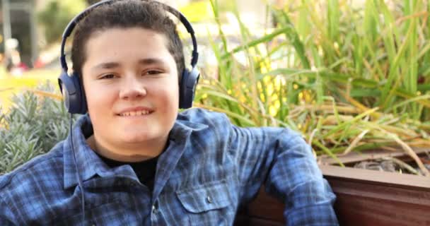 Portrait Young Handsome Caucasian Teenage Boy Listening Music Smiling Camera — 图库视频影像