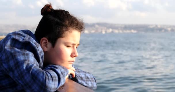 Portrét Krásného Smutného Dospívajícího Chlapce Hledajícího Kamery Pobřeží — Stock video
