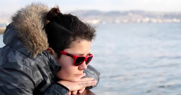 Porträt Eines Hübschen Traurigen Teenagers Mit Sonnenbrille Und Winterbekleidung Der — Stockvideo