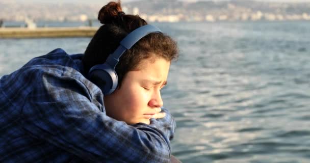 Portrait Handsome Sad Teenage Boy Headphone Looking Camera Seaside — ストック動画