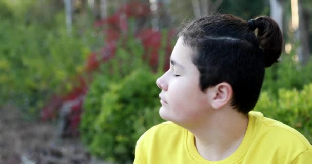 Portrét Šťastného Dospívajícího Chlapce Hledajícího Kamery Usmívajícího Přírodu — Stock video