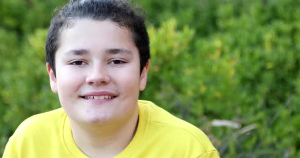 Retrato Adolescente Feliz Con Auriculares Mirando Cámara Sonriendo Naturaleza — Vídeo de stock