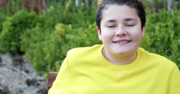 Retrato Adolescente Feliz Olhando Para Câmera Sorrindo Para Natureza — Vídeo de Stock