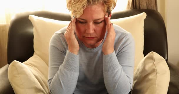 Aantrekkelijke Vrouw Van Middelbare Leeftijd Die Migraine Heeft Terwijl Alleen — Stockvideo