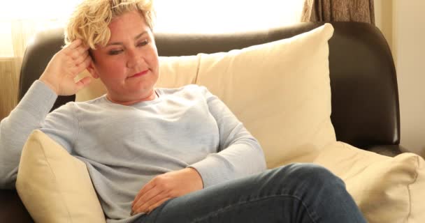 Retrato Una Mujer Con Pelo Rubio Pensando Mirando Hacia Arriba — Vídeos de Stock