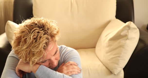 Smutna Kobieta Średnim Wieku Depresją Domu — Wideo stockowe