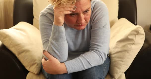 Mujer Triste Mediana Edad Con Depresión Sentada Sofá Casa — Vídeo de stock