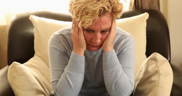 Medelålders Ledsen Kvinna Med Depression Sitter Soffan Hemma — Stockvideo