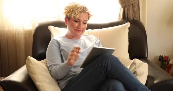 Πορτρέτο Μιας Μεσήλικας Ξανθιά Γυναίκα Ψηφιακό Tablet Υπολογιστή Αναζητούν Σοκαρισμένος — Αρχείο Βίντεο