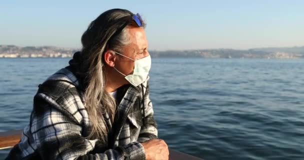 Porträt Eines Mannes Der Der Küste Sitzt Und Eine Gesichtsmaske — Stockvideo