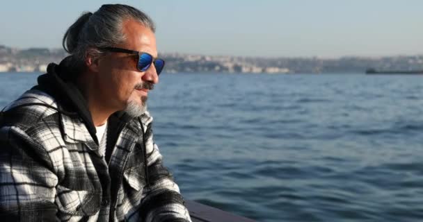 Вид Середньолітнього Кавказького Чоловіка Сидячи Пірсі Споглядаючи Морі — стокове відео